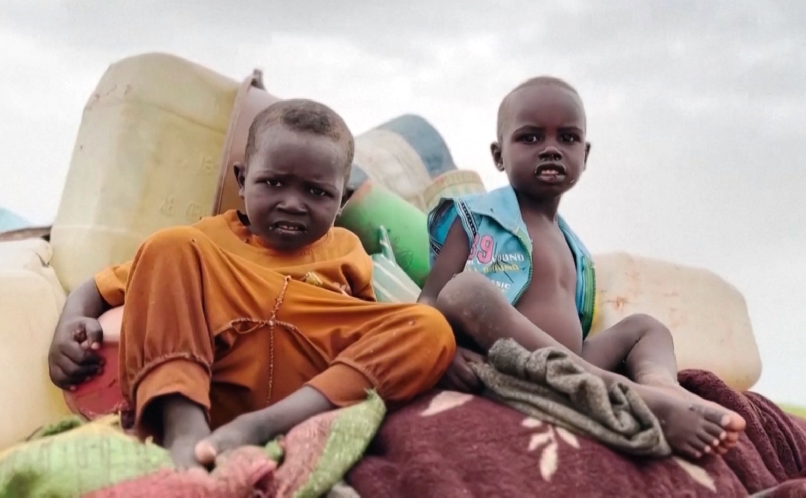 Жители Чада бесплатно подвозят беженцев из Судана до временных лагерей