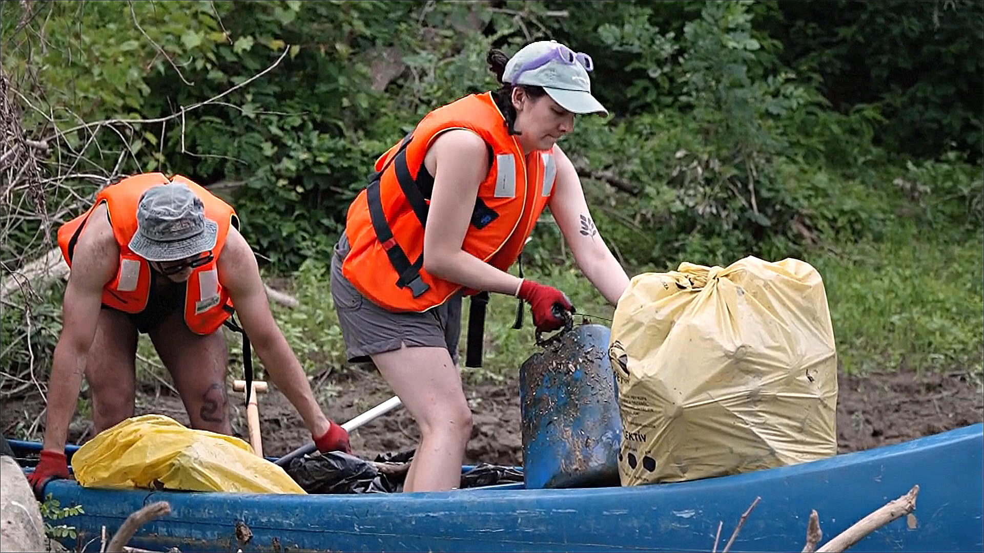 Как десятки волонтёров собирали мусор на реке Тиса в Венгрии