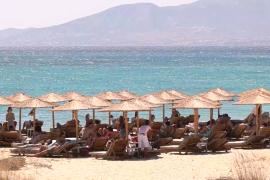 Греки борются за место на пляжах, заставленных платными шезлонгами