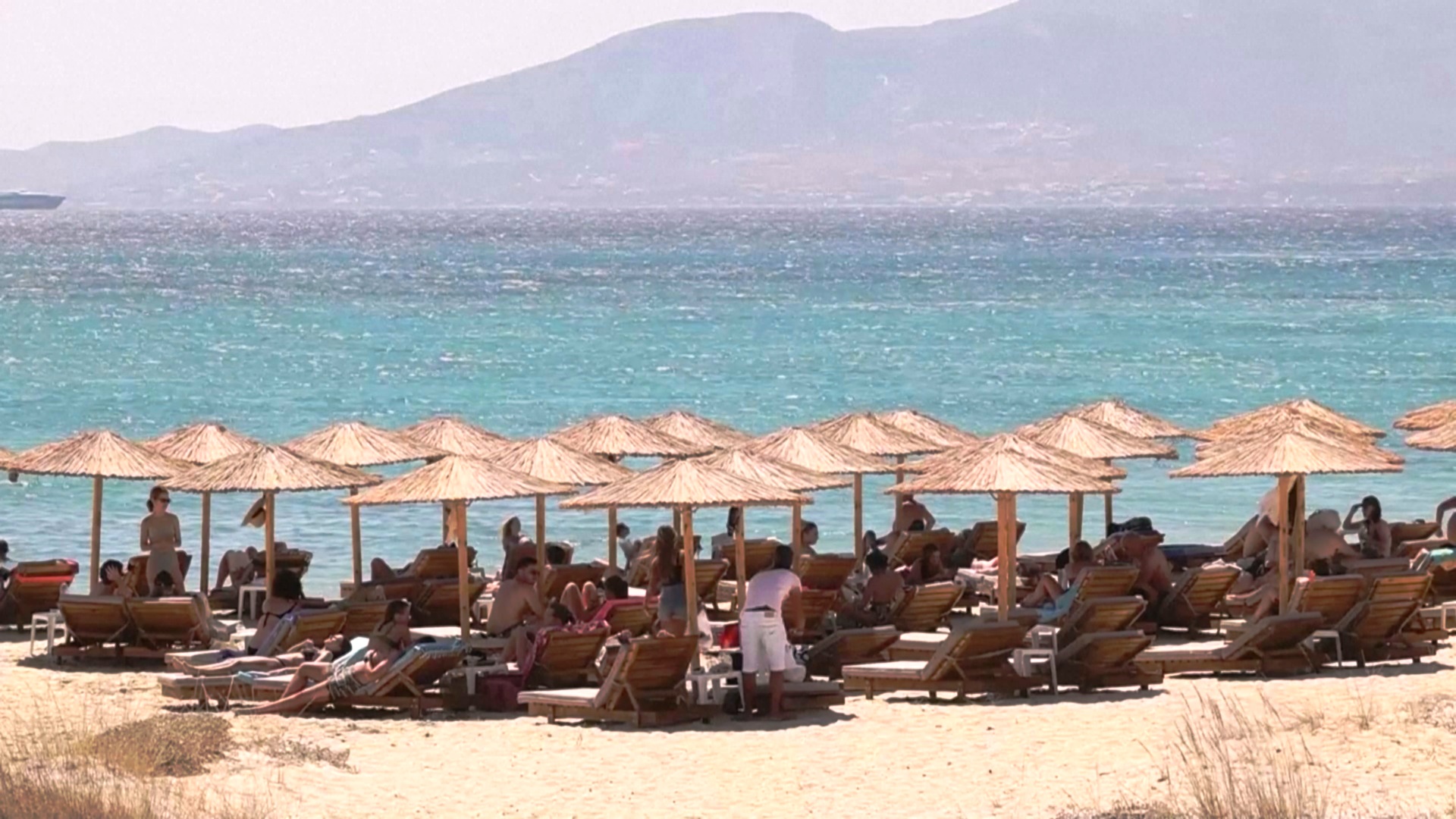 Греки борются за место на пляжах, заставленных платными шезлонгами
