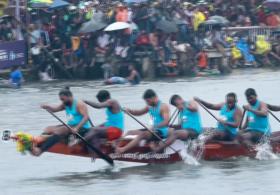 Культовые гонки на лодках-змеях устроили в Индии