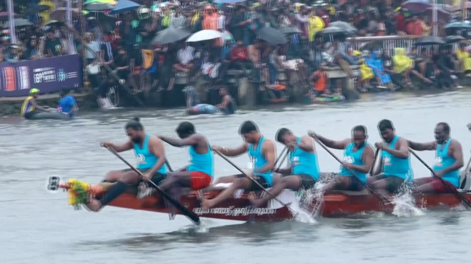 Культовые гонки на лодках-змеях устроили в Индии