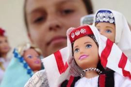 Боснийская девочка шьёт изумительные национальные костюмы для Барби