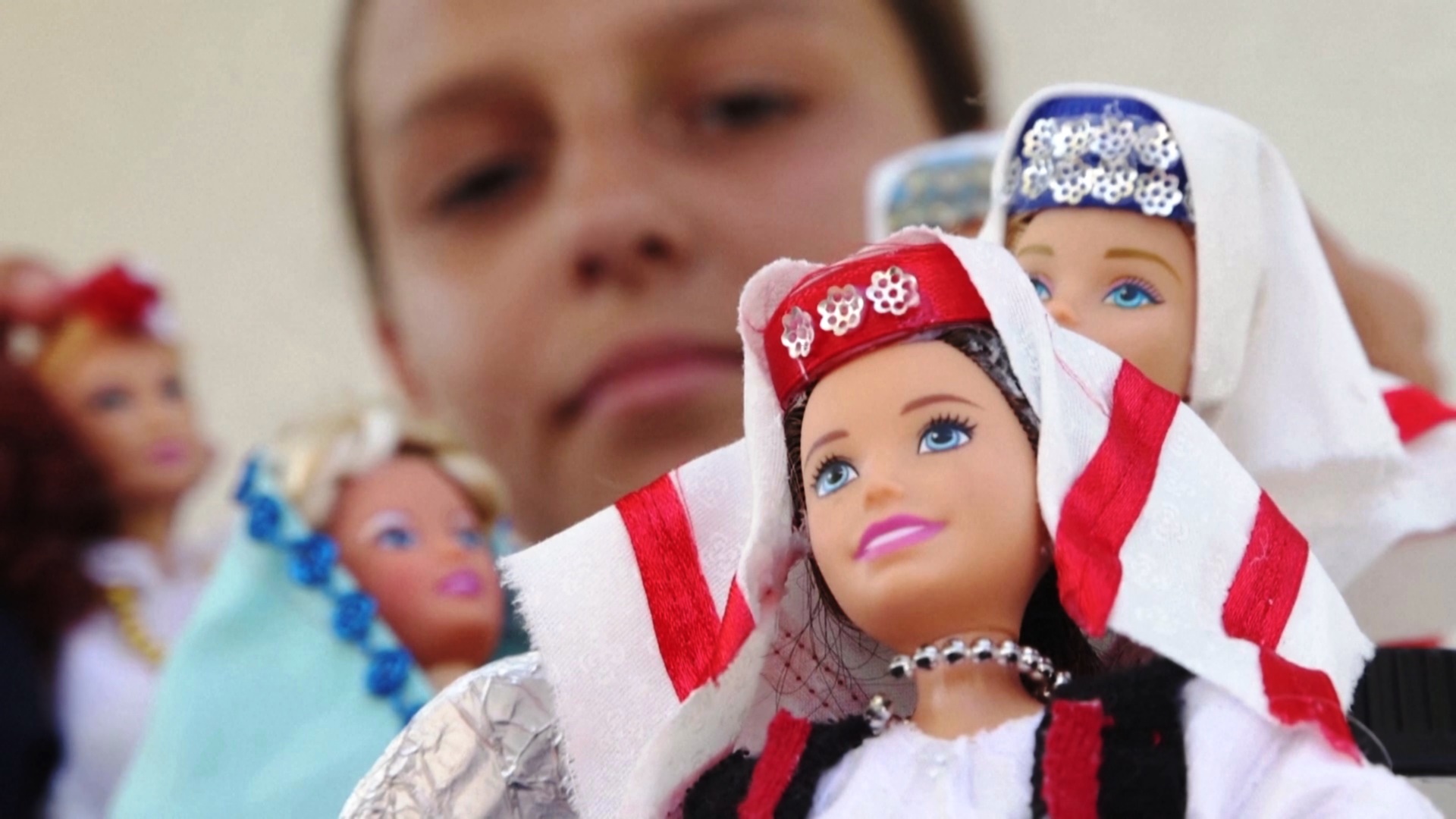Боснийская девочка шьёт изумительные национальные костюмы для Барби