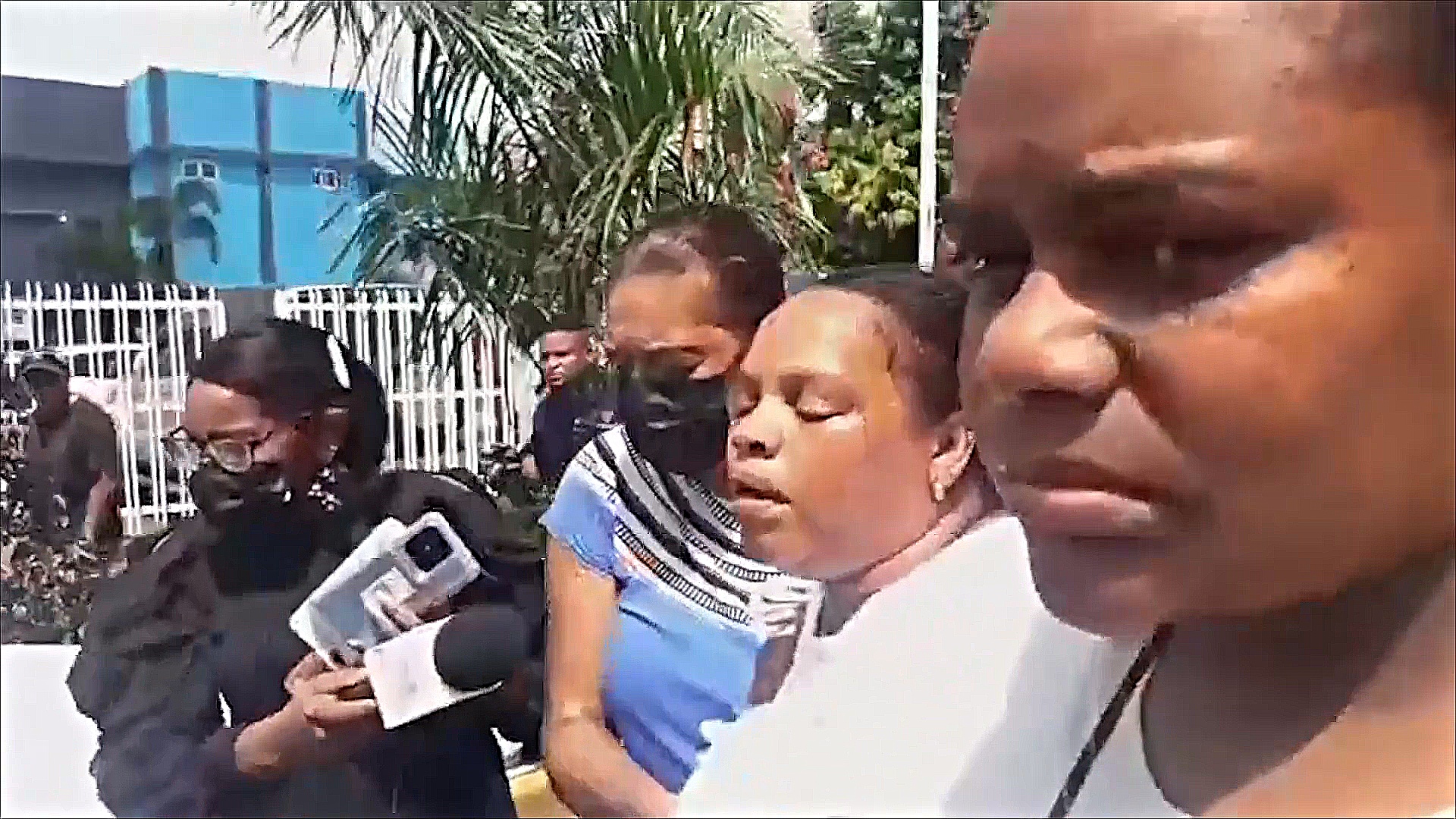 Семьи пропавших без вести после взрыва на Доминикане ищут своих родных
