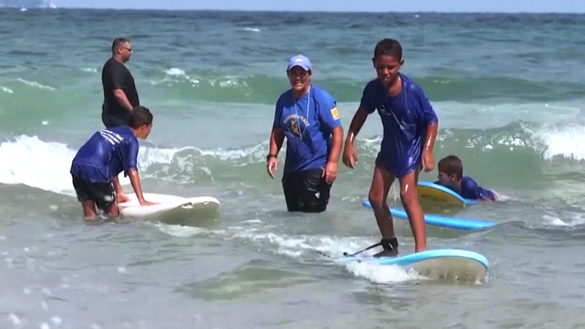 Арабская «аква-женщина» вдохновляет людей заниматься сёрфингом