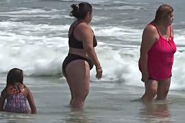 Жители Нью-Йорка с опаской ходят на пляжи после нападения акулы на женщину