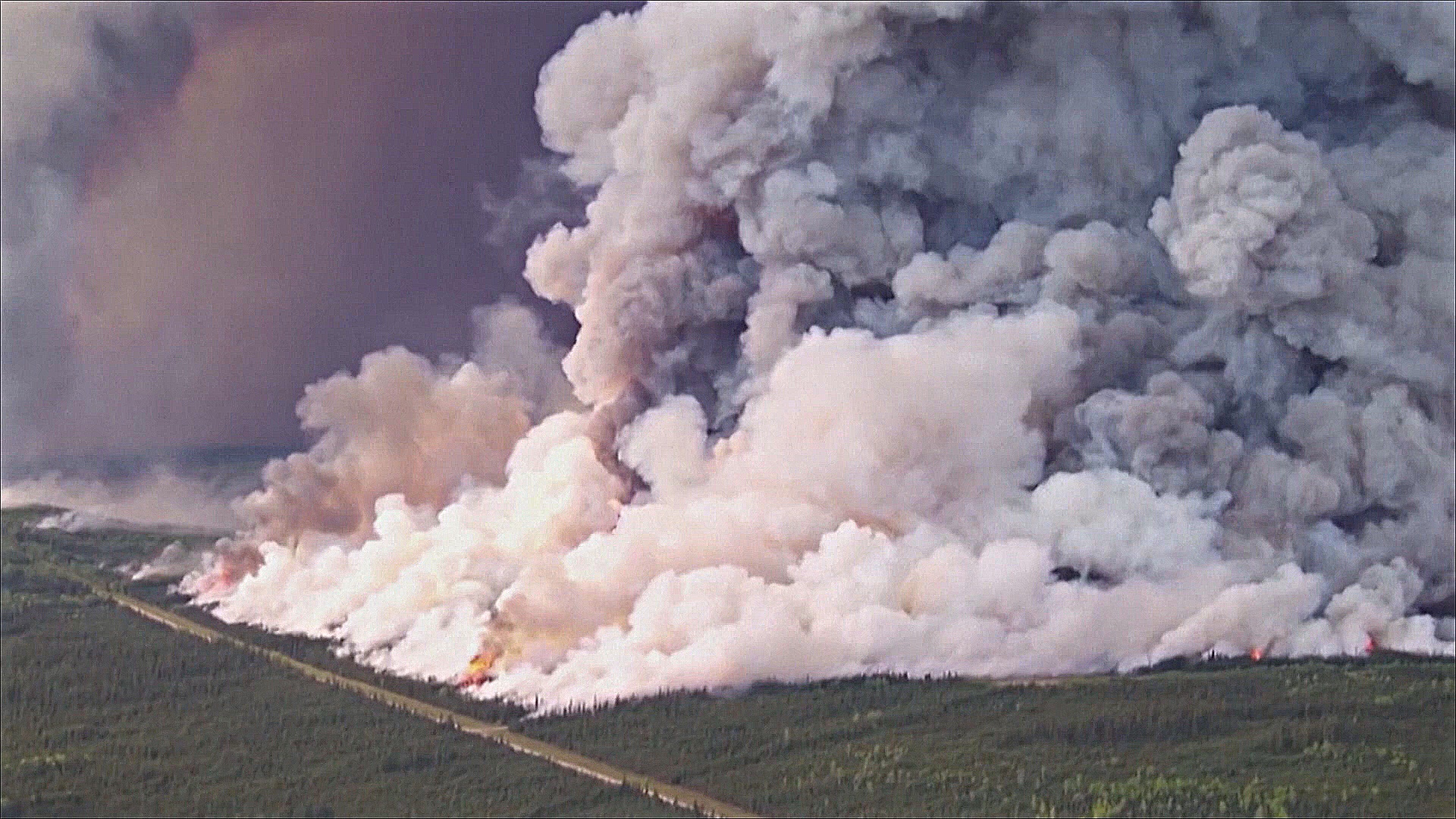 Канадская провинция окутана смогом из-за лесных пожаров, но ожидают дождей