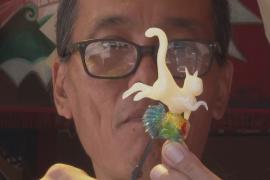 Изумительные скульптуры из сахара выдувает мастер из Гонконга