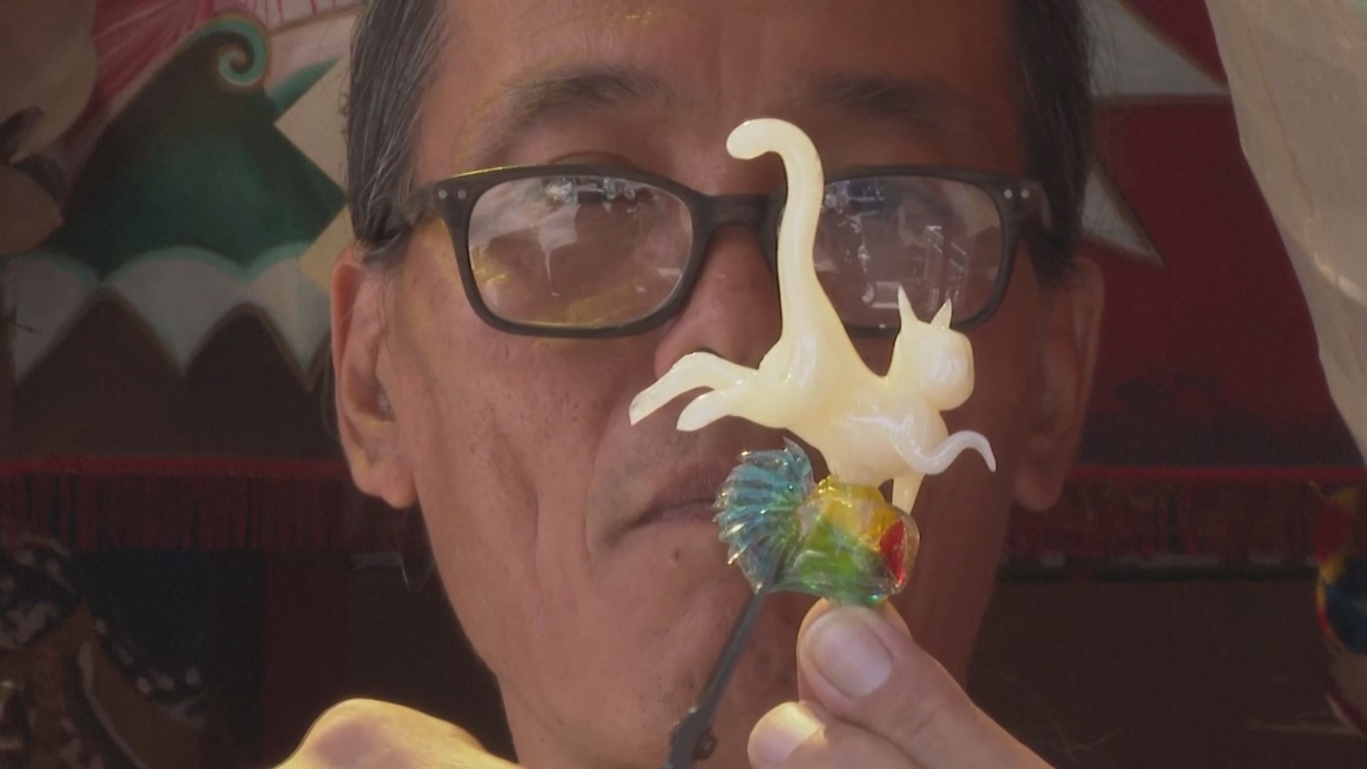 Изумительные скульптуры из сахара выдувает мастер из Гонконга