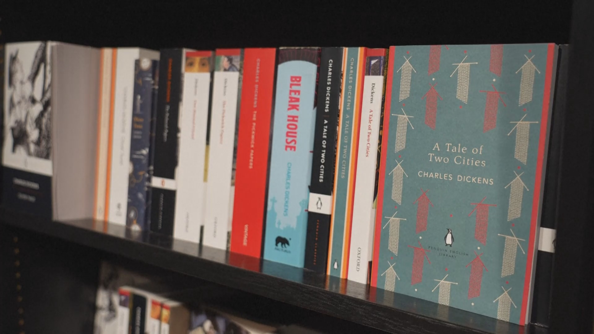 Продажи книги Диккенса взлетели в старейшем книжном магазине Лондона из-за видео в соцсети