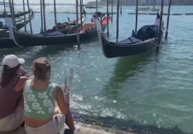 Аномальная жара в Италии не мешает многим туристам наслаждаться отдыхом