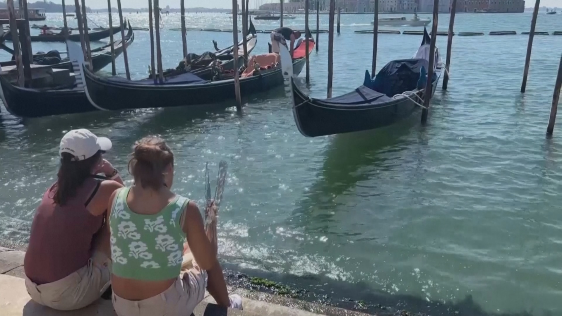 Аномальная жара в Италии не мешает многим туристам наслаждаться отдыхом