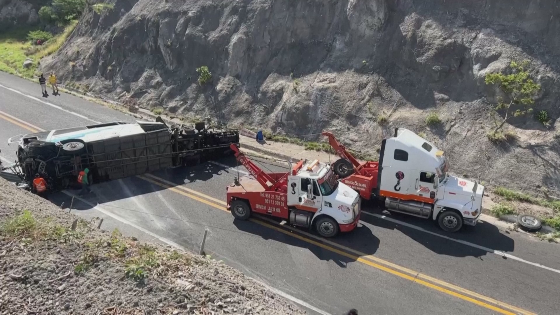 Автобус врезался в грузовик в Мексике: 16 погибших