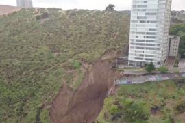 Вот-вот рухнет: многоэтажка оказалась на краю оползня в Чили