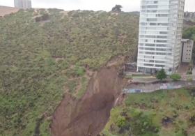 Вот-вот рухнет: многоэтажка оказалась на краю оползня в Чили
