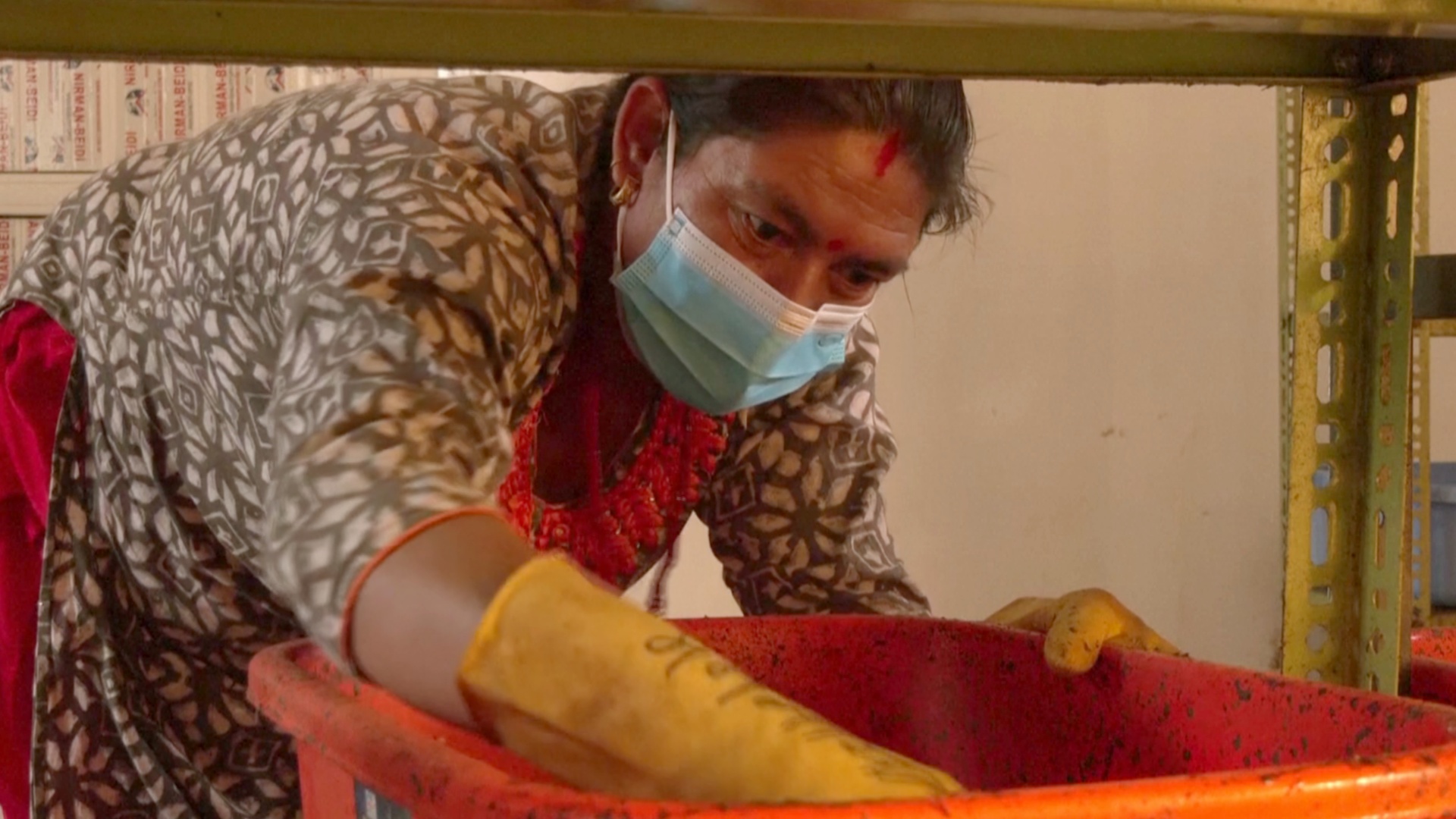 Как непальские женщины зарабатывают на личинках мух