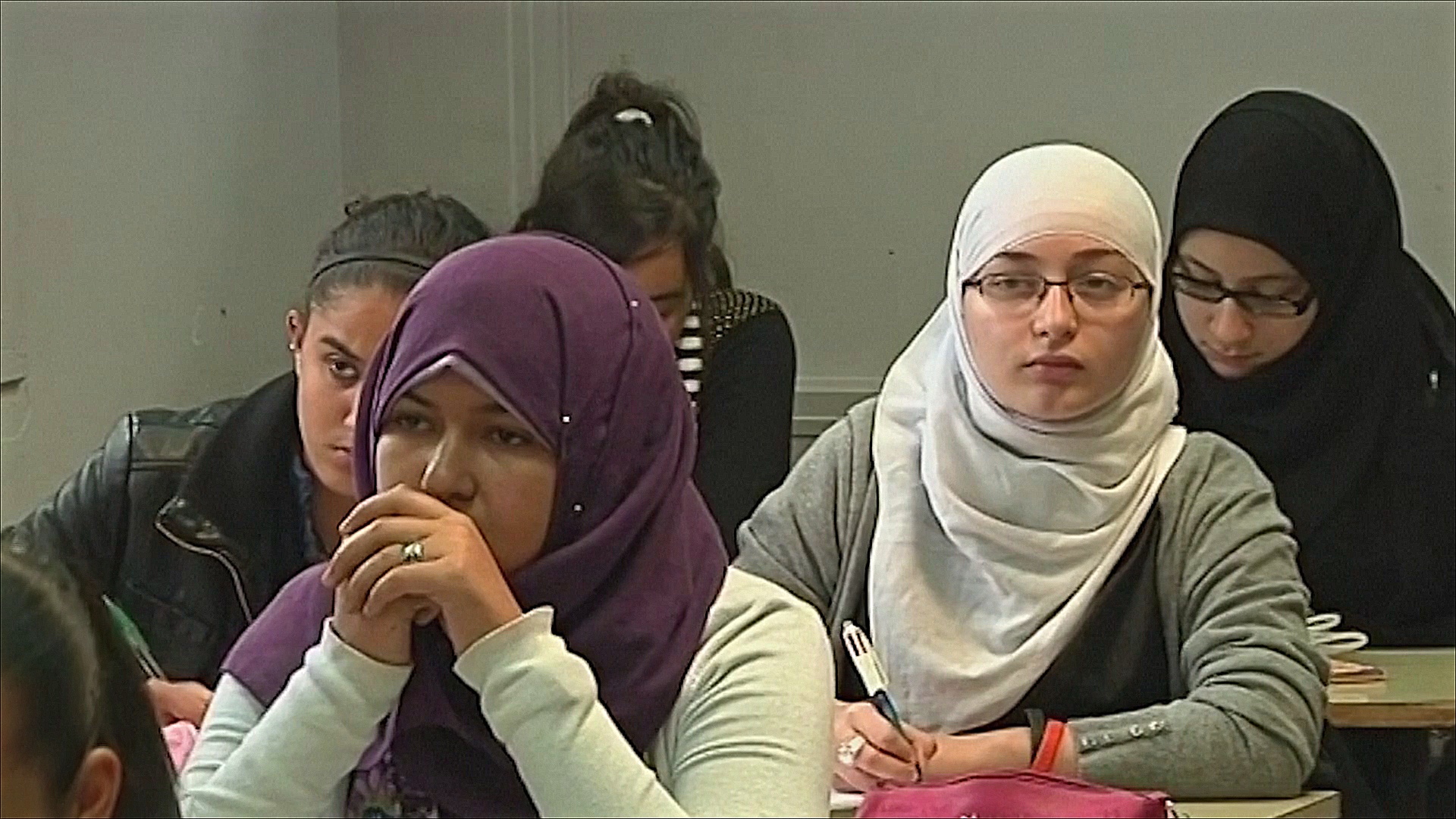 Во французских школах запретили ношение абайи