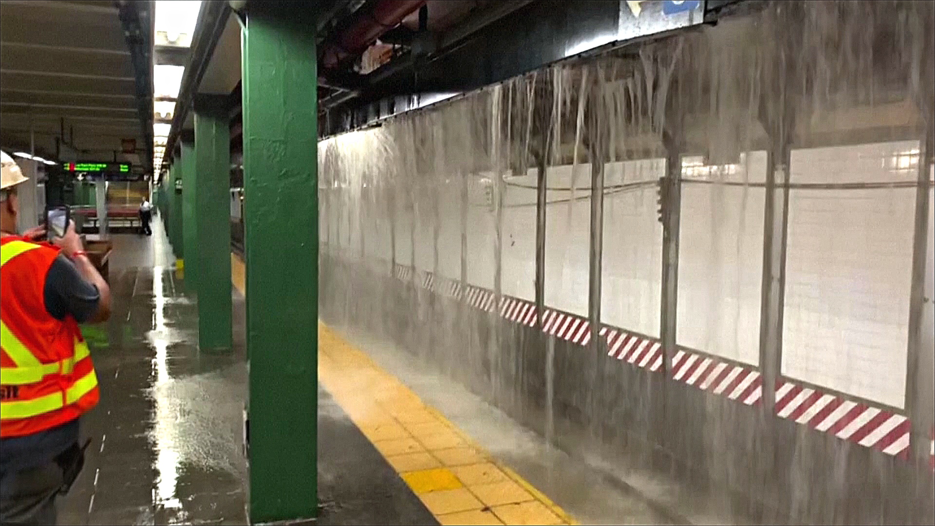 Самую загруженную станцию метро в Нью-Йорке затопило из-за аварии на водопроводе