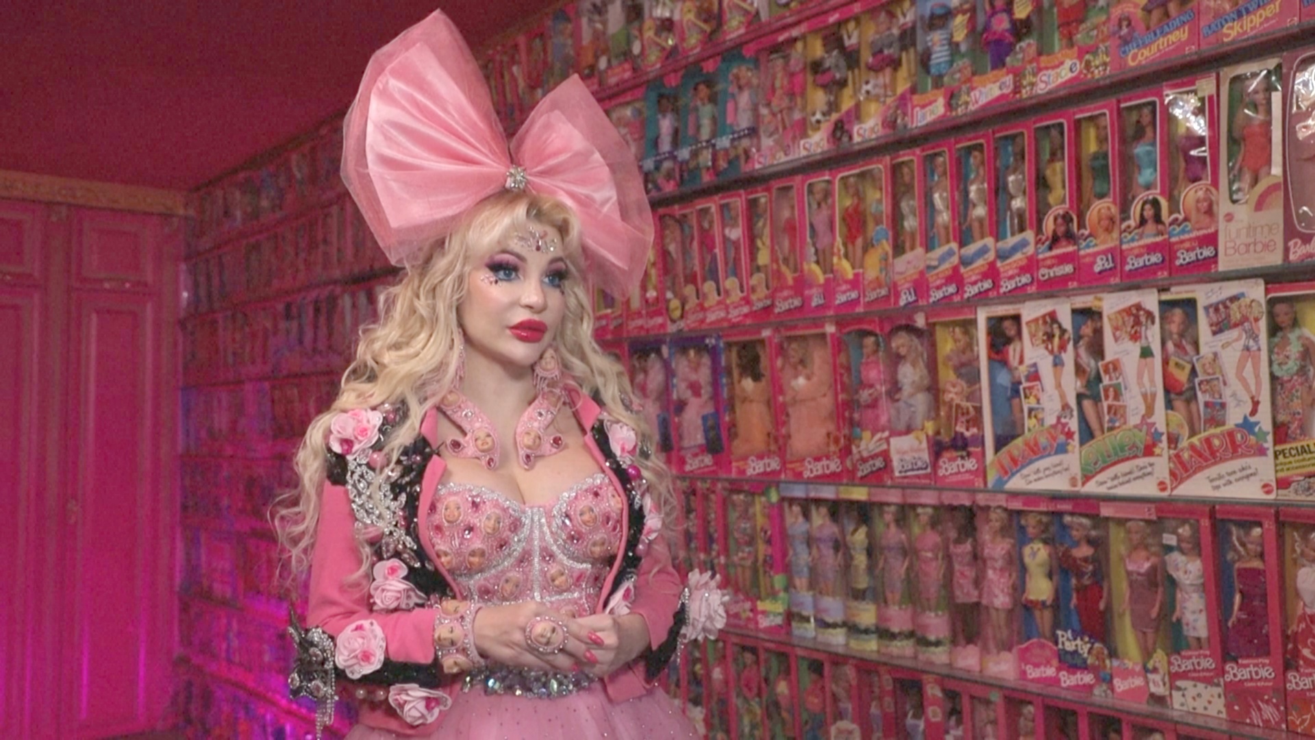 Россиянка собрала 12 000 кукол Барби и не останавливается
