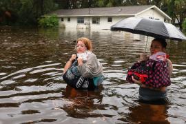 Жители прибрежных городков Флориды возвращаются после урагана «Идалия»