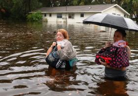 Жители прибрежных городков Флориды возвращаются после урагана «Идалия»