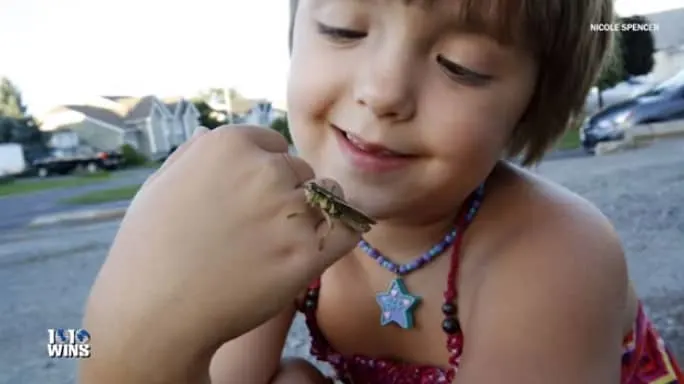 8-летняя девочка стала известной благодаря любви к жукам