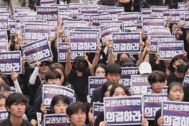 Южнокорейские учителя протестуют после самоубийств коллег