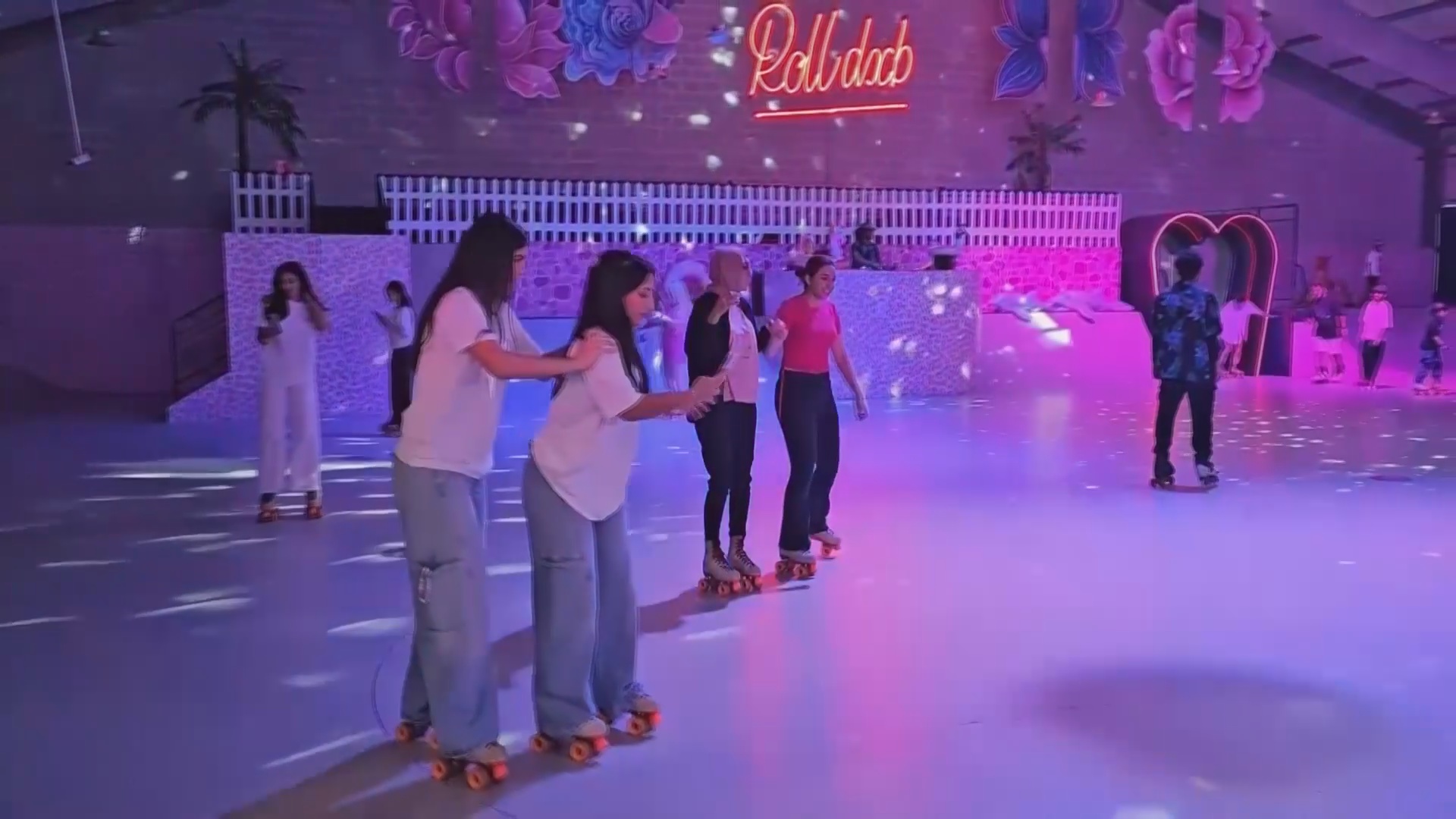 В Дубае устроили дискотеку на роликовых коньках в честь куклы Барби