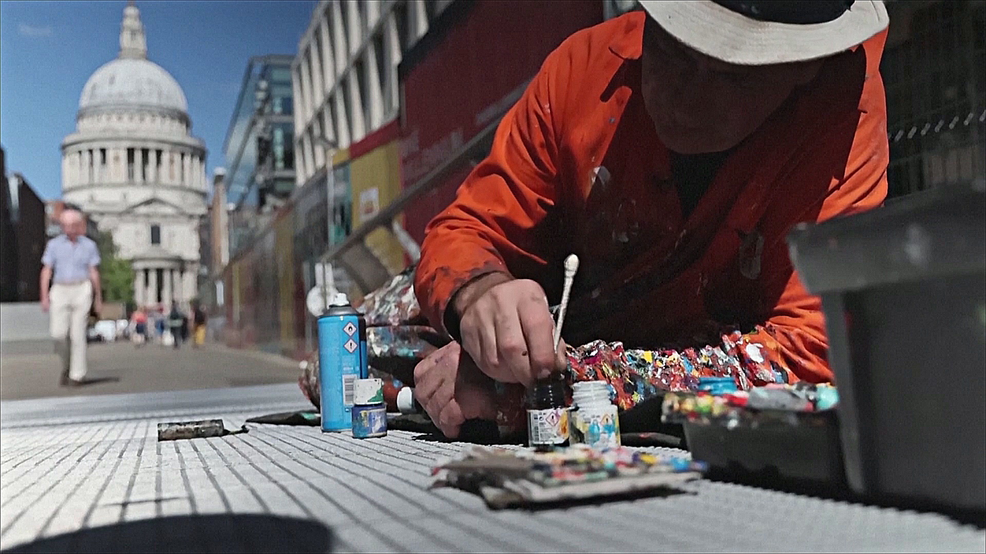 Картины на затоптанных жвачках рисует художник в Лондоне