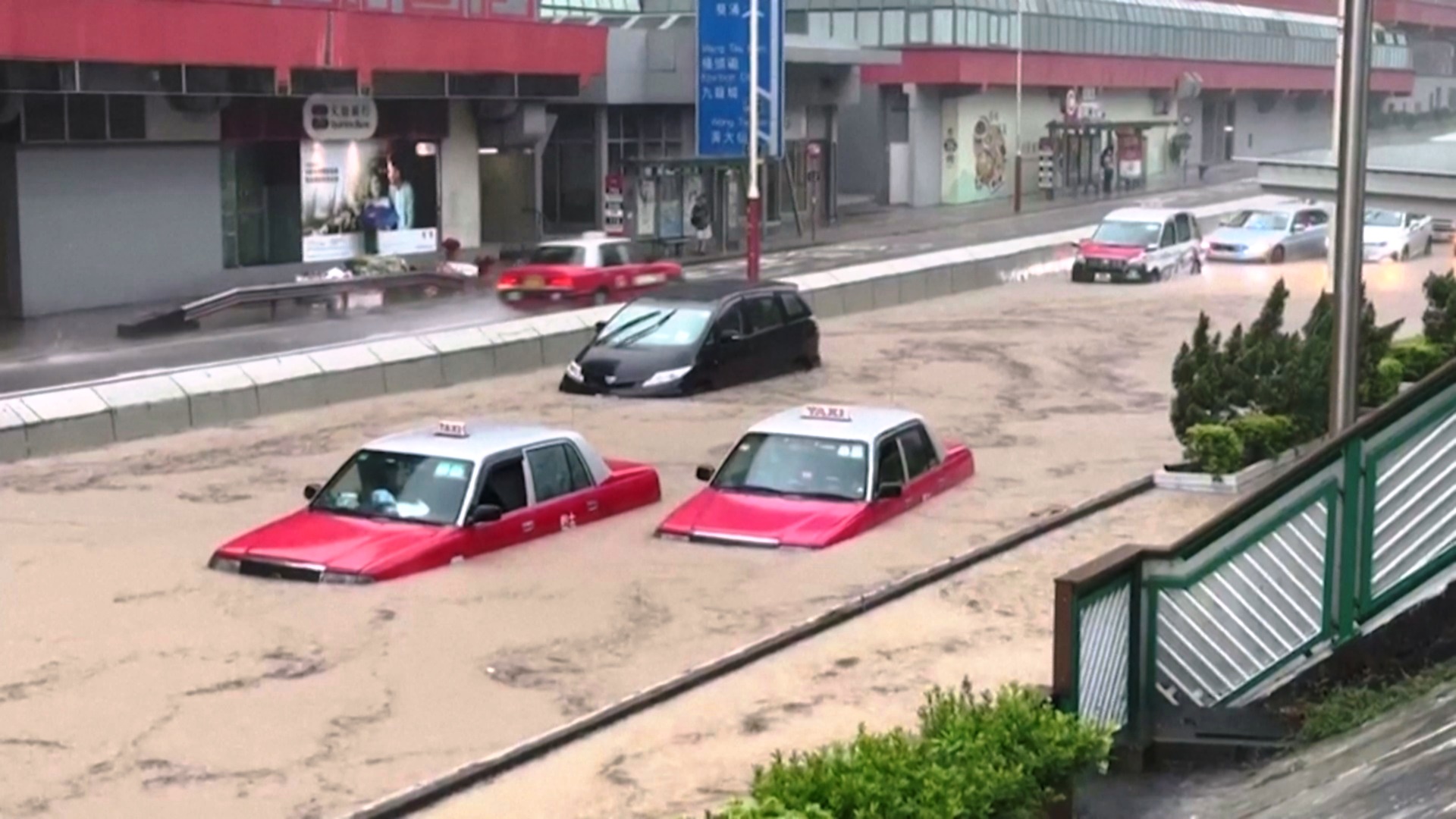 Сильнейший за 140 лет: Гонконг накрыл рекордный ливень