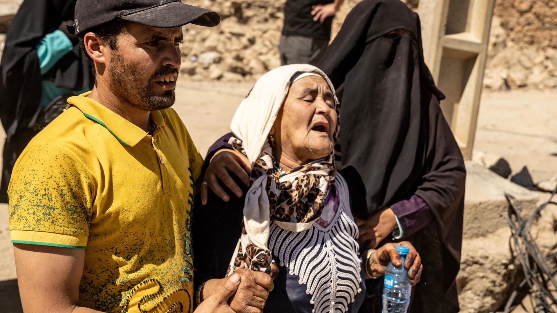 Жители Марокко спят на улицах после землетрясения, жертв уже больше 2800