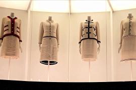 Выставка нарядов и аксессуаров Коко Шанель открылась в Лондоне
