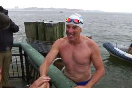 Британец первым в мире без гидрокостюма проплыл через весь Гудзон