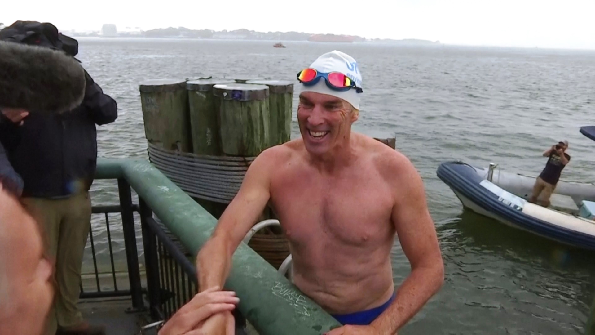 Британец первым в мире без гидрокостюма проплыл через весь Гудзон