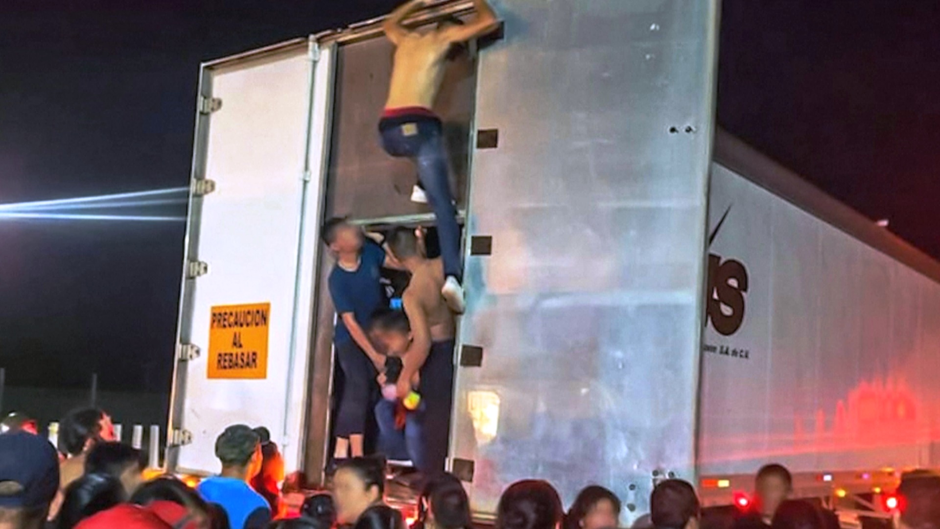 350 мигрантов в одном грузовике: находка в Мексике