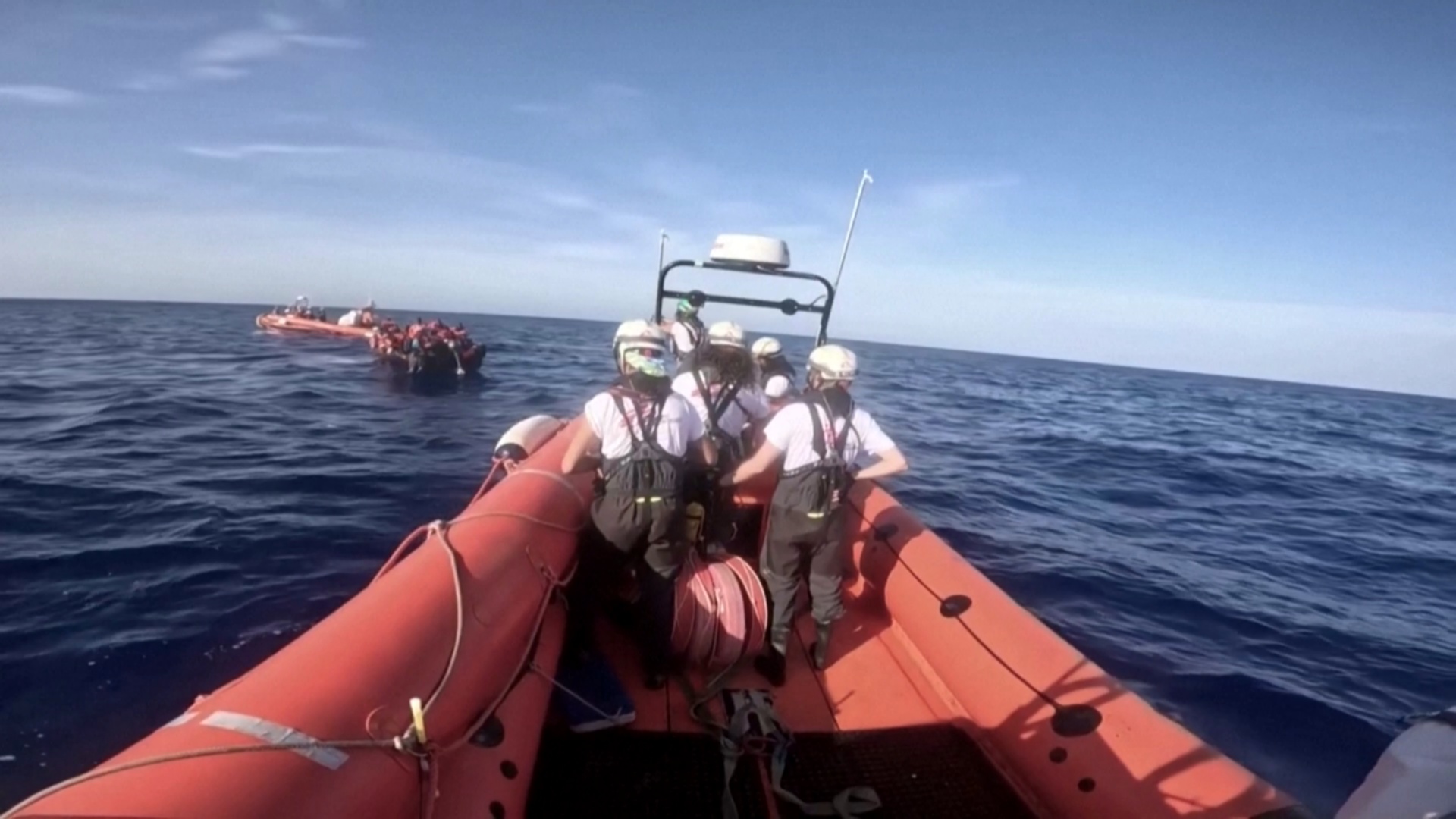 Почти 500 мигрантов за один день спасли в Средиземном море с нескольких лодок