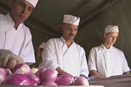 В Марокко военные круглосуточно готовят еду для выживших после землетрясения