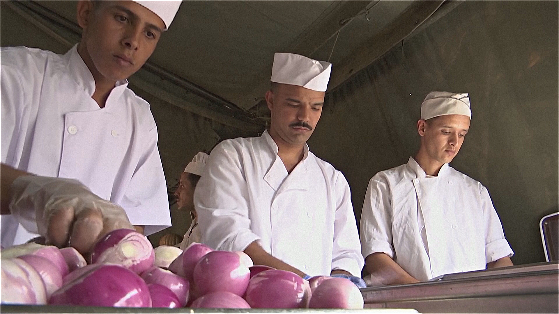 В Марокко военные круглосуточно готовят еду для выживших после землетрясения