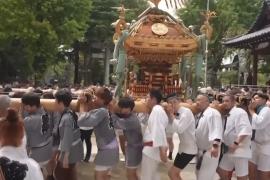 В Токио провели фестиваль по переносу святынь