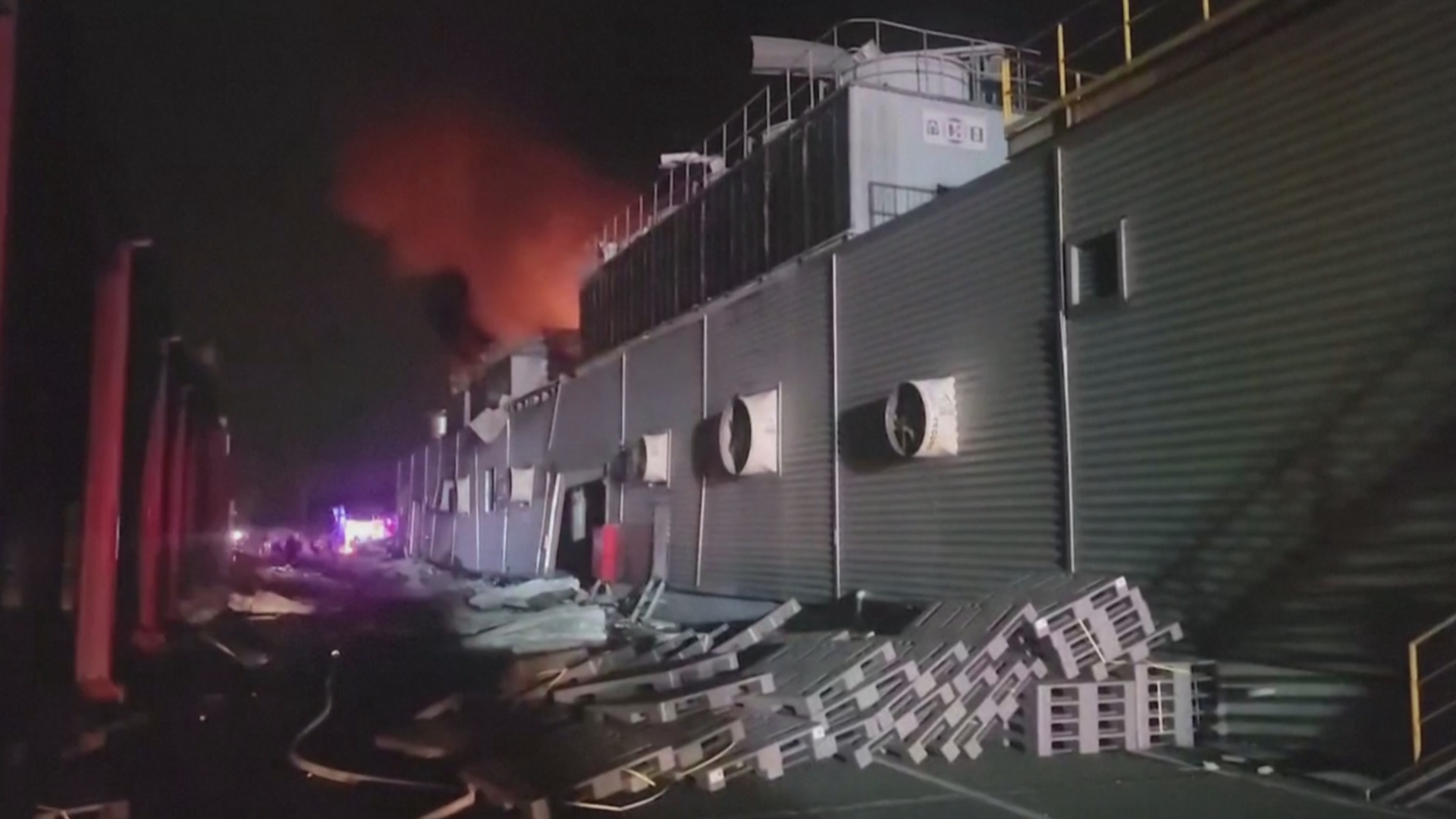 Пожар и взрывы на фабрике на Тайване: уже 9 погибших