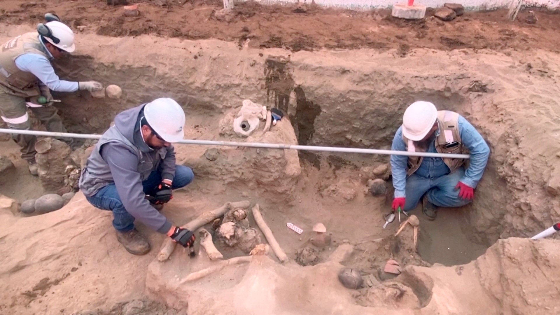Рабочие в Перу нашли древнее детское кладбище