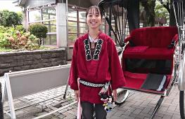 Как девушка-рикша толкает 250-килограммовую тележку по улицам Токио