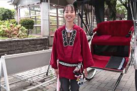 Как девушка-рикша толкает 250-килограммовую тележку по улицам Токио