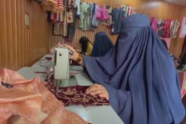 Пакистанка помогает афганским беженкам выучиться на швей и косметологов