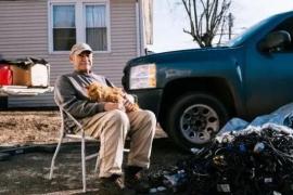 Мужчина уже 28 лет кормит бездомных кошек