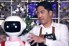 В Кувейте впервые появился робот-официант, работающий в ресторане
