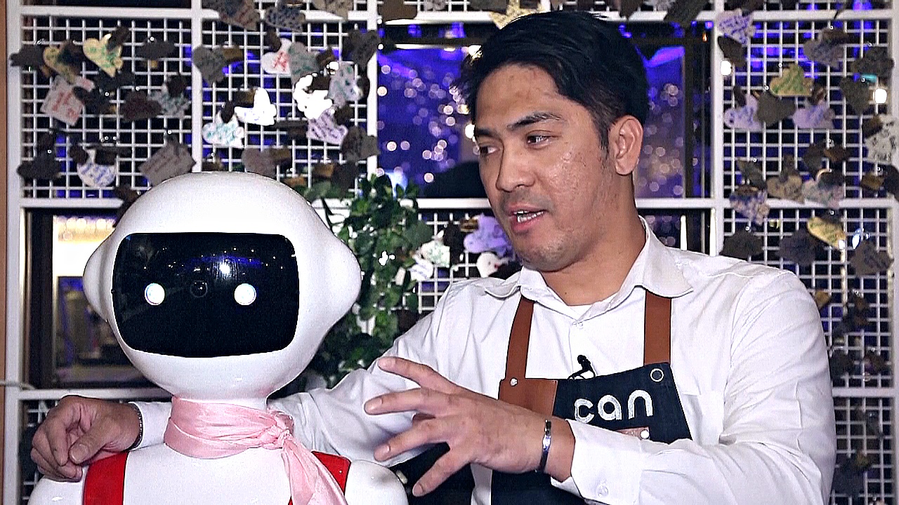 В Кувейте впервые появился робот-официант, работающий в ресторане