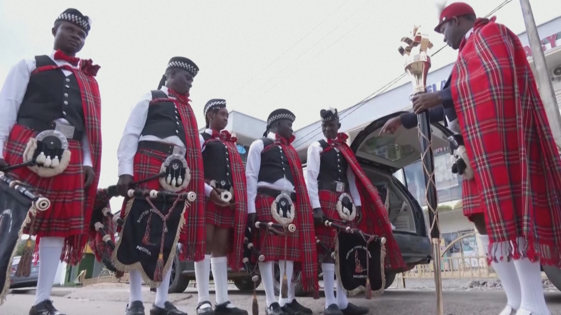Нигериец увлёкся игрой на волынке и создал оркестр