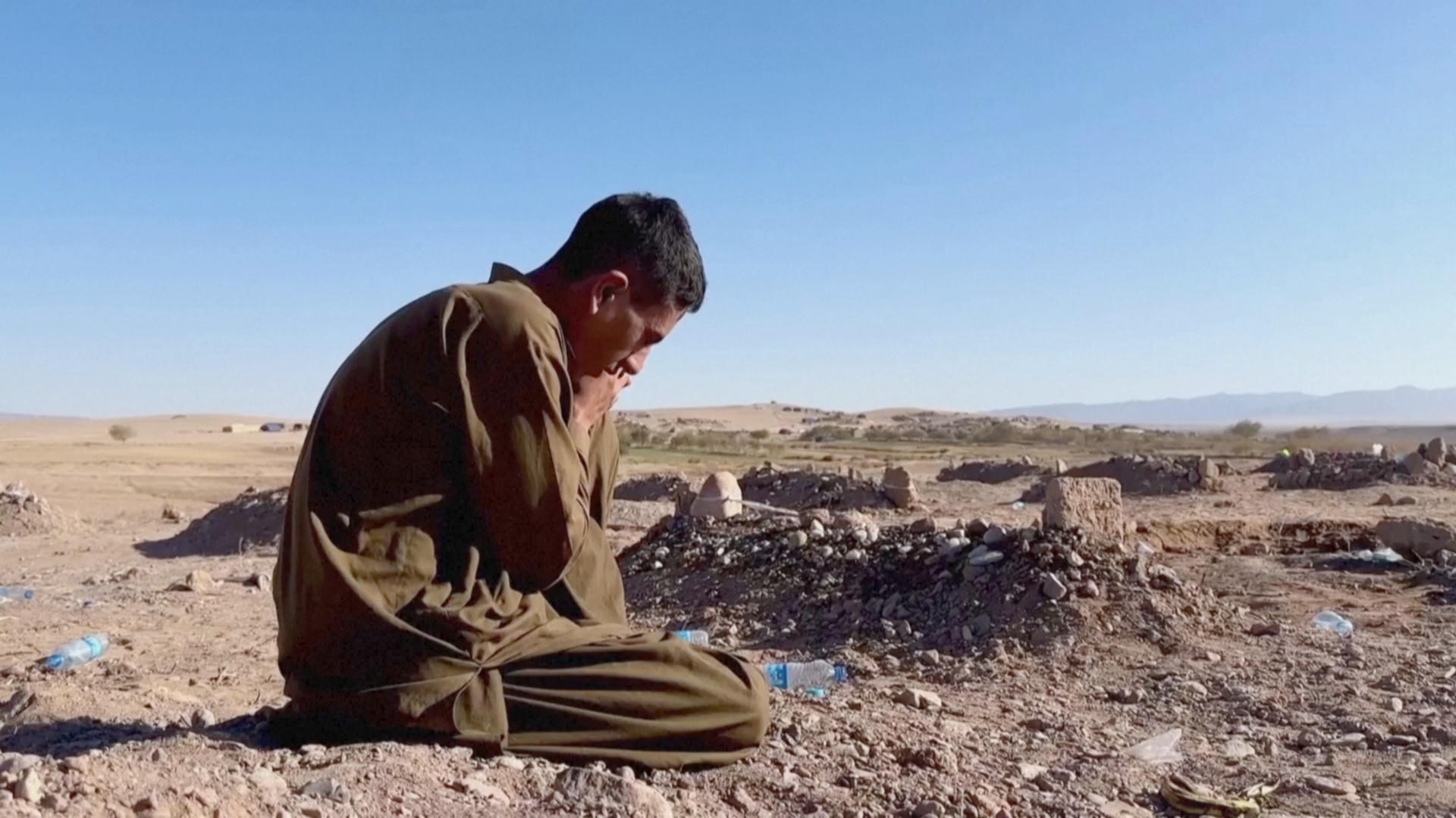 «Я потеряла всё»: афганцы разбирают завалы и оплакивают жертв землетрясения